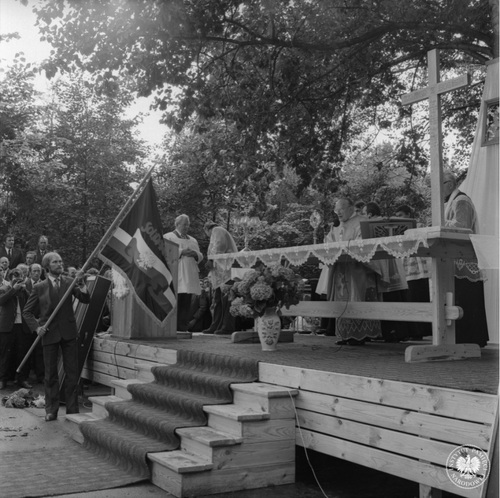 Biskup Lech Kaczmarek podczas mszy św. na Westerplatte. Sztandar trzyma przewodniczący KZ NSZZ „Solidarność” Zarządu Portu Gdańsk Stanisław Jarosz, 30 sierpnia 1981 r. (fot. z zasobu AIPN, autor: Paweł Glanert)