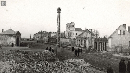 Biłgorajski rynek zniszczony podczas działań wojennych 1939 r. W tle spalony Kościół Trójcy Świętej i Wniebowzięcia Najświętszej Marii Panny (fot. ze zbiorów Andrzeja Burlewicza/Archiwum Państwowe w Zamościu /domena publiczna)