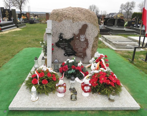 Cmentarz w Krzemieniu, pow. Janów Lubelski. Obelisk poświęcony żołnierzom Wojska Polskiego poległym w walkach z Niemcami i Sowietami 29 września – 3 października 1939 r. (fot. Rafał Drabik)
