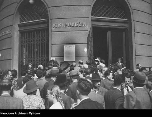 Tłum zgromadzony przed budynkiem Poczty Głównej przy ul. Wielopole 2 w Krakowie, czytający „Obwieszczenie mobilizacji”. Kraków, 30 sierpnia 1939 r. (fot. z zasobu NAC)