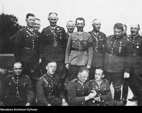 Pułkownik Józef Albin Wiatr (pośrodku, w jasnym mundurze), twórca planu mobilizacyjnego „W”. Czerwiec 1935 r. (fot. z zasobu NAC)