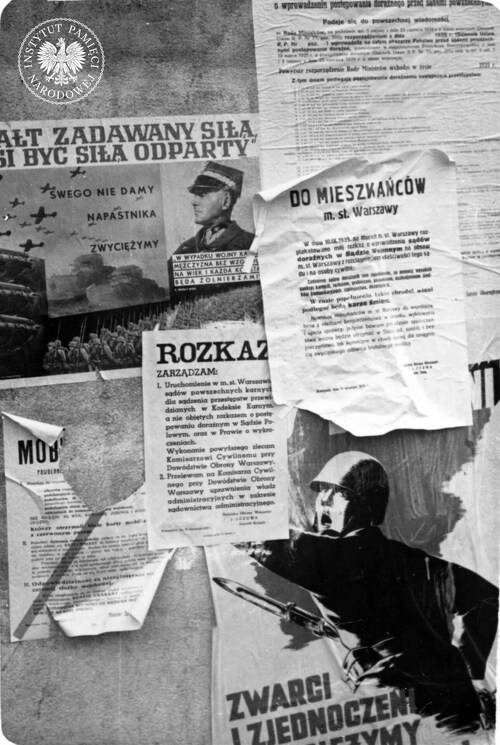 Plakaty propagandowe i obwieszczenia rozlepione na filarze Teatru Wielkiego na placu Teatralnym w Warszawie, około 15 września 1939 r. Skan fotografii z Kolekcji Juliena Bryana przechowywanej w USHMM w Waszyngtonie (fot. z zasobu AIPN)