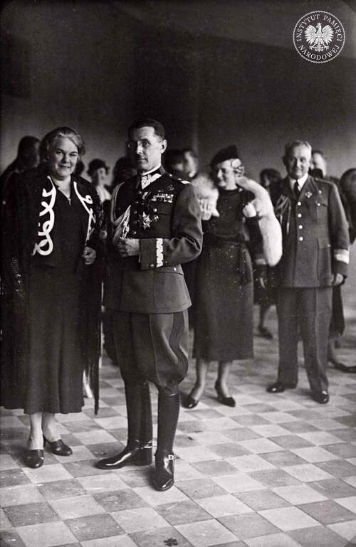Na pierwszym planie gen. dyw. Wojska Polskiego, szef Sztabu Głównego Wacław Stachiewicz, podczas wizyty w Estonii. Tallinn, 1938 r. Zbiór kopii dokumentów przekazanych przez Archiwum Narodowe w Estonii (fot. z zasobu AIPN)