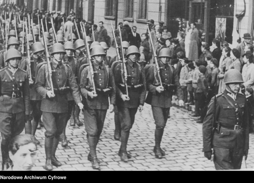 Żołnierze Wojska Polskiego podczas przemarszu ulicami miasta. Sierpień 1939 r. (fot. z zasobu NAC)