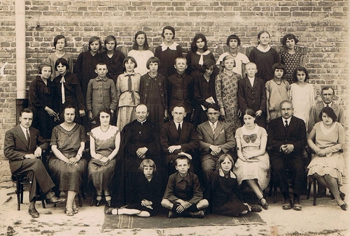Nauczyciele i uczniowie ze szkoły we Frampolu, lata 30. XX w. Fot. adrzejburlewicz.wordpress.com