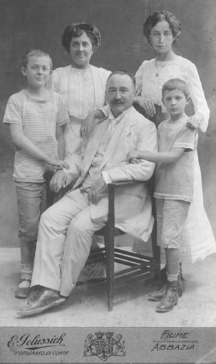 Mieczysław Małeckim w wieku dziecięcym wraz z rodziną. Fot. Archiwum rodziny Małeckich