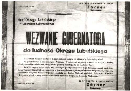 Fotokopia niemieckiego, okupacyjnego obwieszczenia z czasu II wojny światowej. To jedno z ogromnej liczby zarządzeń wydawanych wtedy przez Niemców i grożących Polakom śmiercią za kolejne, niezliczone działania – tu za pomoc jeńcom sowieckim. Według części archiwaliów to właśnie za taki ludzki odruch Niemcy zamordowali rodzinę Kryniców (z zasobu IPN)
