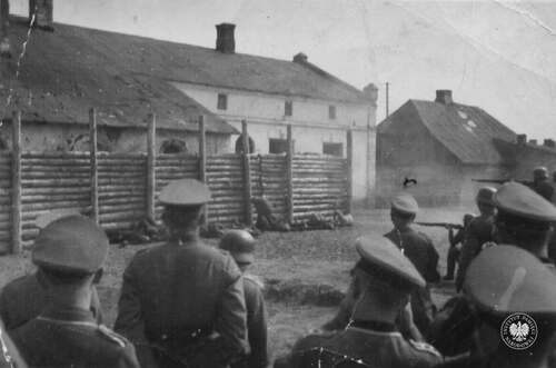 Moment niemieckiej egzekucji na dziesięciu Polakach w Gostyninie, 15 VI 1941 r. (fot. z zasobu IPN)