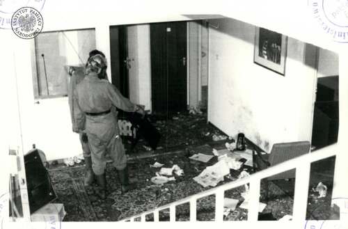 Zdjęcie fragmentu holu na parterze polskiej ambasady w Bernie po ataku 6 września 1982 r. (fot. z zasobu AIPN)