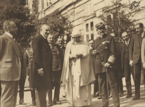 Spotkanie z królem Rumunii Ferdynandem I i królową Marią. Pierwszy z lewej to Kazimierz Lubomirski przed zamkiem w Łańcucie. 1923 r., (fot. z zasobu Narodowego Archiwum Rumunii w Bukareszcie)