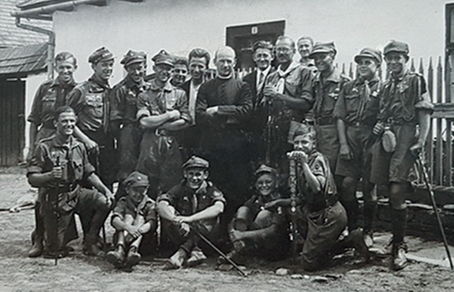 Powrót pieszy z IV Międzynarodowego Jamboree Skautowego w Gödöllő na Węgrzech w 1933 r. Jerzy Pertkiewicz drugi od prawej w dolnym rzędzie (fot. Archiwum rodziny Pertkiewiczów)