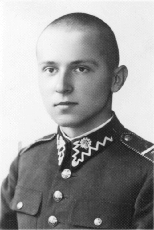 Jerzy Pertkiewicz na fotografii w podchorążówce przed II wojną światową (fot. Wikimedia Commons/Pertkiewiczs family photographer - family archive/CC BY-SA 2.5)
