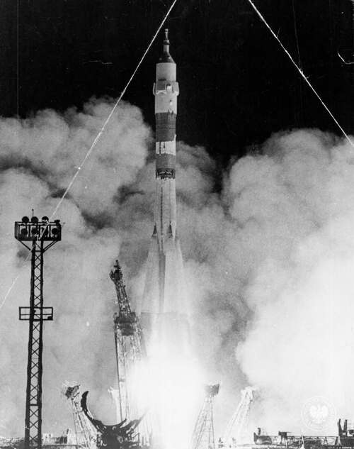 Start statku kosmicznego, przypuszczalnie Sojuz-29, z kosmodromu w Bajkonurze ZSRR, 15.06.1978 r. Plansza prawdopodobnie z wystawy dotyczącej nauki sowieckiej pt. „Ku szczytom wiedzy” (fot. z zasobu AIPN)