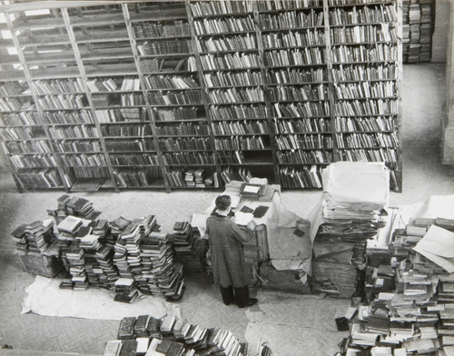Zbiory przywiezione ze Lwowa podczas porządkowania w 1948 r. (fot. ze zbiorów Zkładu Narodowego im. Ossolińskich we Wrocławiu)