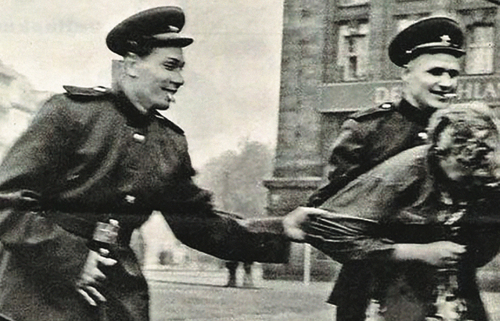Sowieccy żołnierze zaczepiający kobietę, 1945 r. (fot. domena publiczna)