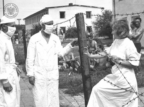 Lekarze w maseczkach w czasie epidemii ospy prawdziwej, 1963 r. (fot. z zasobu AIPN, Mieczysław Dołęga)