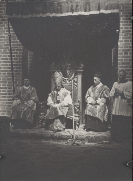 Prymas Stefan Wyszyński podczas uroczystości poświęcenia odbudowanej po II wojnie katedry św. Jana Chrzciciela we Wrocławiu, 29 lipca 1951 r. (fot. ze zbiorów Biblioteki Narodowej)