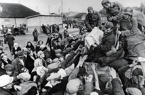 Sowieccy żołnierze rozdają propagandowe gazety w podwileńskiej miejscowości, 1939 r. (fot. domena publiczna)