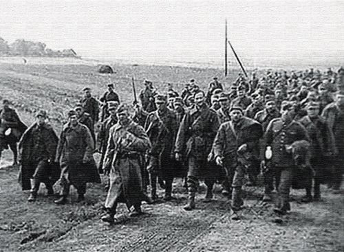 Polscy żołnierze – jeńcy wojenni konwojowani przez Armię Czerwoną, 1939 r. (fot. domena publiczna)