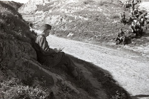 Czapski notujący w dzienniku (gdzieś na Bliskim Wschódzie, 1943 lub 1944 r.)