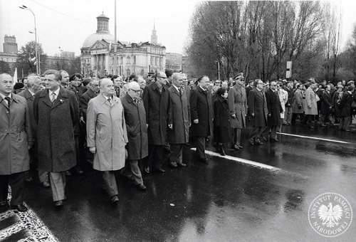 Obchody Święta Pracy; od lewej w pierwszym rzędzie: Mieczysław Jagielski, Kazimierz Barcikowski, Stanisław Gucwa, Henryk Jabłoński, Stanisław Kociołek, Stanisław Kania, Janina Balcerzak, Wojciech Jaruzelski, 1 maja 1981 r. (fot. ze zbiorów AIPN)