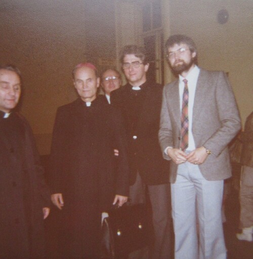 Stoją w pierwszym rzędzie od lewej: Janusz Sikora-Sikorski, ks. Tadeusz Kukla, bp Bolesław Pylak (fot. z zasobów autora)