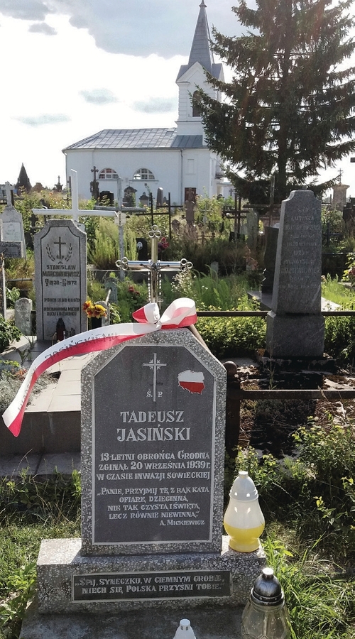 Symboliczny grób Tadeusza Jasińskiego w Grodnie (fot. P. Kalisz, IPN)