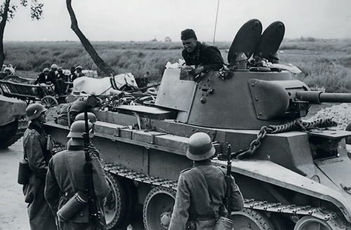 Żołnierze niemieccy oglądają sowiecki czołg BT-7, który wkroczył do Polski podczas sowieckiej agresji. Wrzesień 1939 r. (fot. NAC)