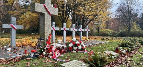 Cmentarz Hamburg-Ohlsdorf, wieńce przy grobach ofiar II wojny światowej, przy kwaterze katolickiej, gdzie spoczywa ks. Mieczysław Golniewicz oraz przy pomniku Dzieci Nienarodzonych, listopad 2025 r. (fot. ks. Sławomir Chabior, Polska Misja Katolicka w Hamburgu / <i>Polnische Katholische Mission - Hamburg</i>)