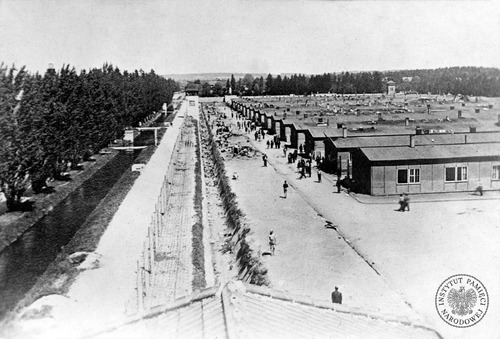Widok ogólny KL Dachau po wyzwoleniu obozu przez wojska amerykańskie. Po lewej stronie widoczne jest ogrodzenie i wieże strażnicze, po prawej baraki mieszkalne. Dachau, 29 kwietnia 1945 r. (fot. z zasobu AIPN)