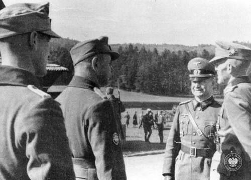 Generał porucznik Ludwik Kübler (pierwszy od prawej) i generał major Rudolf Konrad (drugi od prawej) na Przełęczy Dukielskiej we wrześniu 1939 r. Na prawym ramieniu drugiego od lewej żołnierza widoczna odznaka strzelców górskich z charakterystyczną szarotką. Ta sama szarotka na czapce polowej (Bergmütze) gen. Küblera. W tle na przełęczy strzelcy górscy (fot. z zasobu AIPN)