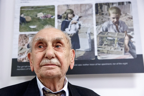 Zygmunt Aksienow – chłopiec z kanarkiem ze zdjęcia Juliena Bryana, 3 września 2019 r. (fot. Sławek Kasper, IPN)