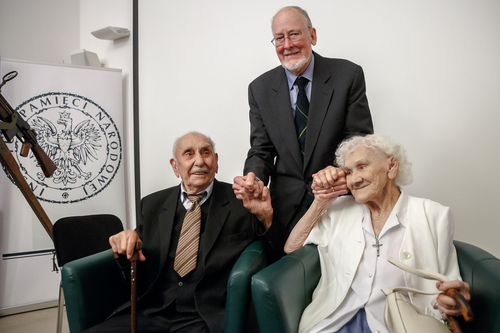 Sam Bryan oraz bohaterowie fotografii jego ojca sprzed ponad 80 lat: Kazimiera Mika i Zygmunt Aksienow, 3 września 2019 r. (fot. Sławek Kasper, IPN)
