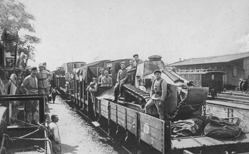 Transport oddziałów armii gen. Józefa Hallera z Francji do Polski. Żołnierze na platformie kolejowej przewożącej czołg Renault FT-17, 1919 r. (fot. z zasobu NAC)