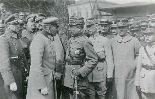 Uroczyste powitanie na Dworcu Warszawsko-Wiedeńskim Naczelnika Państwa Józefa Piłsudskiego powracającego do Warszawy po kilkutygodniowym pobycie na froncie litewskim. Wśród licznych delegacji znaleźli się przedstawiciele FMW. Na pierwszym planie Naczelnik Państwa Józef Piłsudski w rozmowie z szefem FMW gen. Paulem Henrysem. Bezpośrednio za generałem stoi francuski general Dominique Odry. Pierwszy z lewej mjr Bolesław Wieniawa-Długoszowski, Warszawa, 29 kwietnia 1919 r. (fot. z zasobu WBH/CAW)