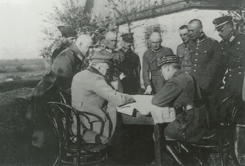 Naczelny Wódz Józef Piłsudski i szef FMW gen. Paul Henrys podczas wspólnej narady, 1920 r. (fot. z zasobu WBH/CAW)