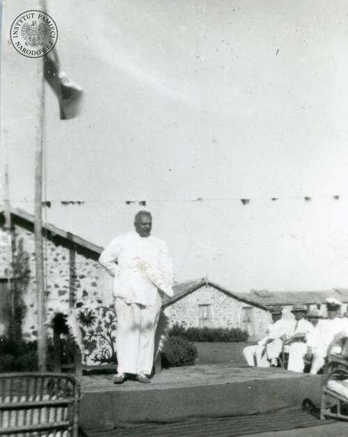 Maharadża Jam Saheb podczas uroczystości poświecenia sztandaru szczepu harcerskiego. Balachadi, 12 maja 1945 roku