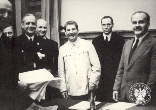 Członkowie niemieckiej delegacji i przedstawiciele najwyższych władz Związku Sowieckiego po podpisaniu niemiecko-sowieckiego paktu o nieagresji (tzw. paktu Ribbentrop-Mołotow). Od lewej: Joachim von Ribbentrop, NN, Józef Stalin, NN, Wiaczesław Mołotow. Zdjęcie ze zbioru kopii cyfrowych fotografii dokumentujących wydarzenia II wojny światowej, pozyskanego z Narodowej Agencji Archiwów i Nagrań w College Park w stanie Maryland w USA (fot. z zasobu AIPN)