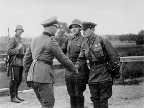 Oficerowie Wehrmachtu i Armii Czerwonej na linii demarkacyjnej. Zdjęcie zrobione przez nieznanego korespondenta wojennego TASS, opublikowane w piśmie „Krasnaja Zwiezda”, 20 września 1939 r. (domena publiczna)