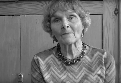 Janina Kalinowska (1935–2021) w kadrze z filmu dokumentalnego IPN Gdańsk pt. „Zmarłych pogrzebać” (2020)