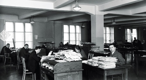 Sala redakcyjna. Dziennikarze koncernu IKC podczas pracy, 1929 r. Fot. NAC