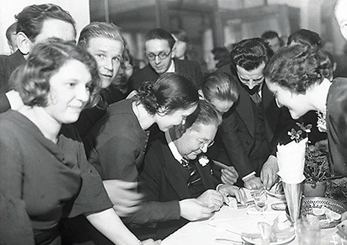 Marian Dąbrowski podpisuje swoje fotografie, 1935 r. Fot. NAC