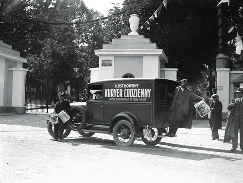 Sprzedaż „Ilustrowanego Kuriera Codziennego” z firmowego samochodu podczas X Międzynarodowych Targów Wschodnich we Lwowie, 1930 r. Fot. NAC