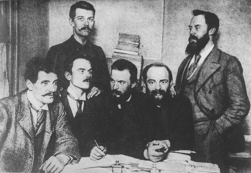 Delegaci PPS na kongres II Międzynarodówki. Londyn 1896. Siedzą od lewej: Ignacy Mościcki, Bolesław Jędrzejowski, Józef Piłsudski, Aleksander Dębski. Stoją: Bolesław Miklaszewski, Witold Jodko-Narkiewicz (fot. z zasobu NAC)