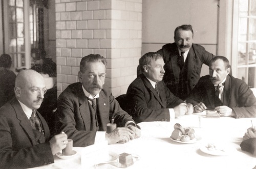 Posłowie PPS w bufecie sejmowym, od lewej: Adam Pragier, Jędrzej Moraczewski, Norbert Barlicki, Marian Malinowski i Rajmund Jaworowski, ok. 1926 r. (fot. z zasobu NAC)