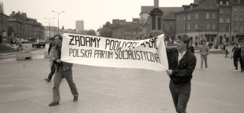 Manifestacja PPS na Pl. Zamkowym, 1 maja 1988 r. (fot. z zasobu AIPN)