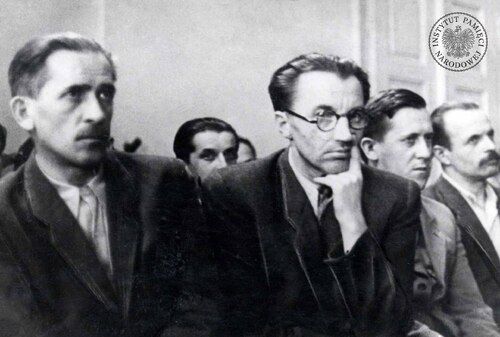 Stanisław Mierzwa (pierwszy od lewej) na ławie oskarżonych podczas procesu krakowskiego w 1947 r. Obok, w pierwszym rzędzie siedzą: Karol Buczek (redaktor naczelny tygodnika „Piast”), Mieczysław Kabat (sekretarz Zarządu Wojewódzkiego PSL w Krakowie), Karol Starmach (prezes koła grodzkiego PSL w Krakowie). Zdjęcie pochodzi z albumu pt. „Z historii walk funkcjonariuszy UB, MO i żołnierzy KBW z wrogim podziemiem” (fot. z zasobu AIPN)