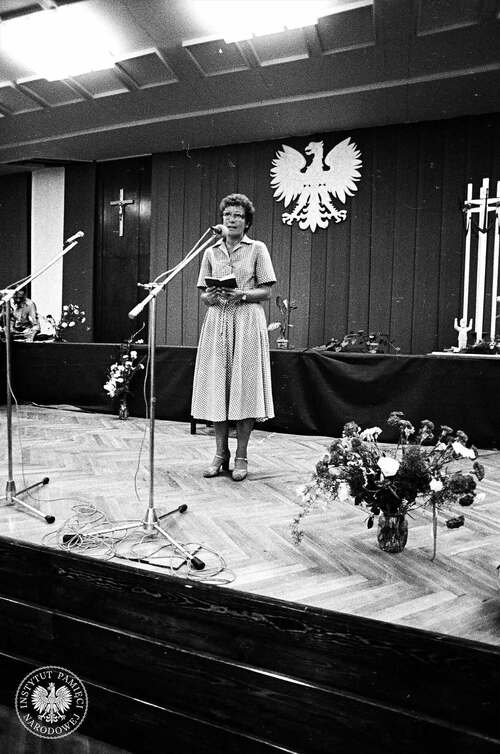 Strajk w Stoczni im. W. Lenina. Na scenie aktorka Teatru Wybrzeże Halina Winiarska-Kiszkis, sierpień 1980 r. (fot. z zasobu AIPN, autor: Stanisław Składanowski)