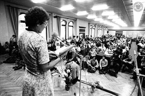 Strajk w Stoczni im. W. Lenina. Na scenie aktorka Teatru Wybrzeże Halina Winiarska-Kiszkis, sierpień 1980 r. (fot. z zasobu AIPN, autor: Stanisław Składanowski)