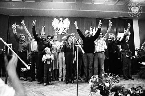 Strajk w Stoczni im. W. Lenina. Występ aktorów Teatru Wybrzeże w Sali BHP, od lewej m.in.: Tadeusz Borowski, Andrzej Nowiński (zasłonięty), Stanisław Michalski z synem Jerzym, Marian Dworakowski, Halina Winiarska-Kiszkis, Halina Słojewska, Elżbieta Goetel, Jerzy Łapiński, Maciej Prus, Maciej Pietrzyk, Andrzej Szaciłło, Jerzy Kiszkis, sierpień1980 r. (fot. z zasobu AIPN, autor: Stanisław Składanowski)